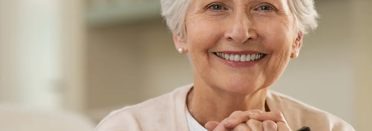 Confronto tra protesi dentarie fisse e mobili: rappresentazione visiva delle differenze strutturali